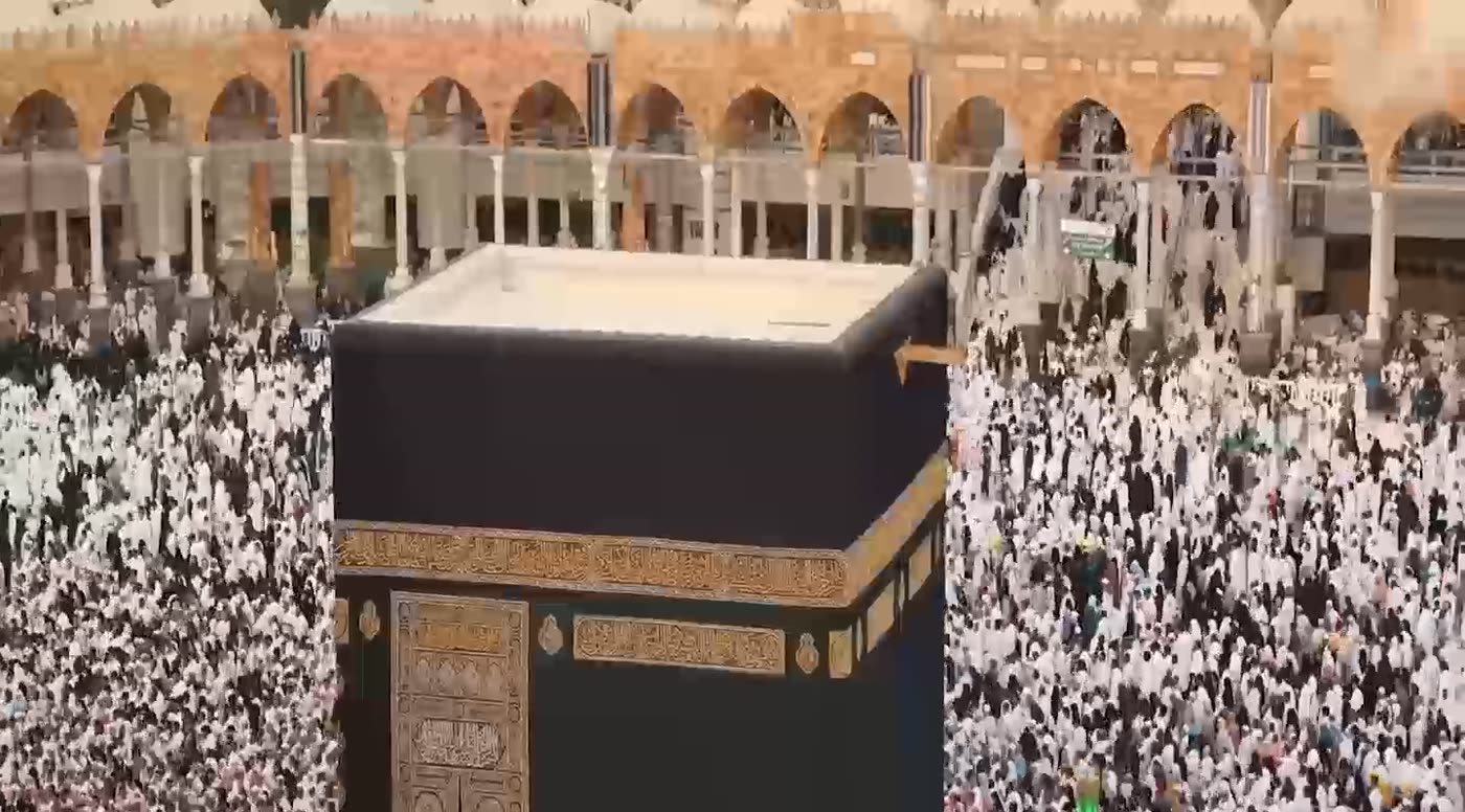 La Kaaba entourée de pèlerins en tawaf au Masjid al-Haram
