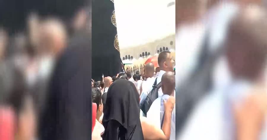 Pèlerins en ihram dans les galeries du Masjid al-Haram